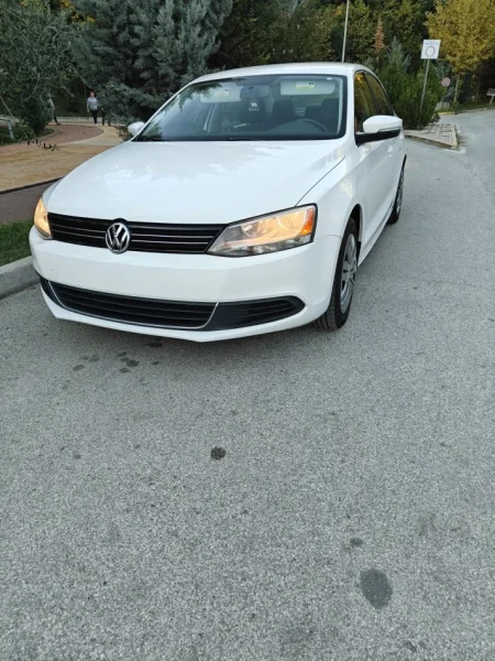 Tirane, shitet makine Volkswagen jetta 2013 Benzin, e bardhë automatik Kondicioner 220.000 km 6.200 €