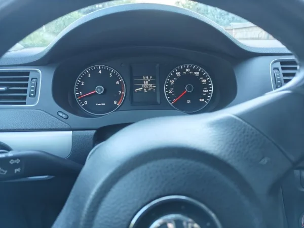 Tirane, shitet makine Volkswagen jetta 2013 Benzin, e bardhë automatik Kondicioner 220.000 km 6.200 €