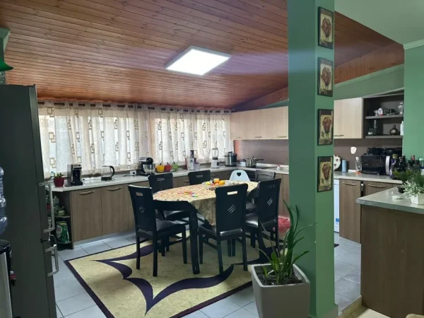 Tirane, shitet apartament 3+1+Ballkon Kati 3, 168 m² 186.001 € (Fresk)