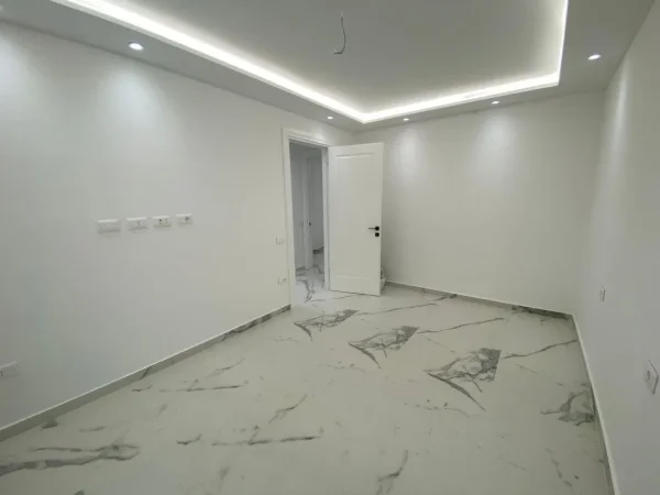 Tirane, jepet me qera zyre Kati 7, 104 m² 1.000 € (RRUGA MINE PEZA)