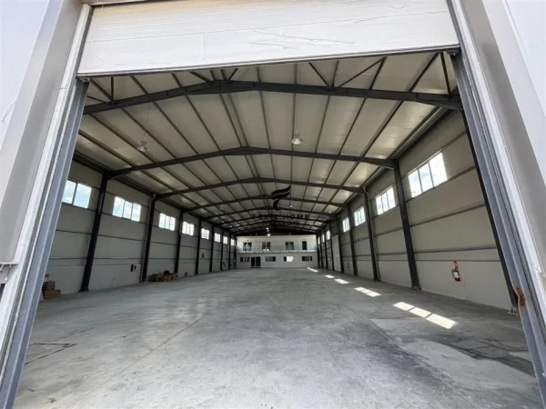 Tirane, jepet me qera magazine Kati 0, 1.100 m² 5.500 € (VORE)