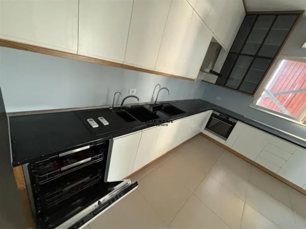 Tirane, jepet me qera magazine Kati 0, 1.100 m² 5.500 € (VORE)