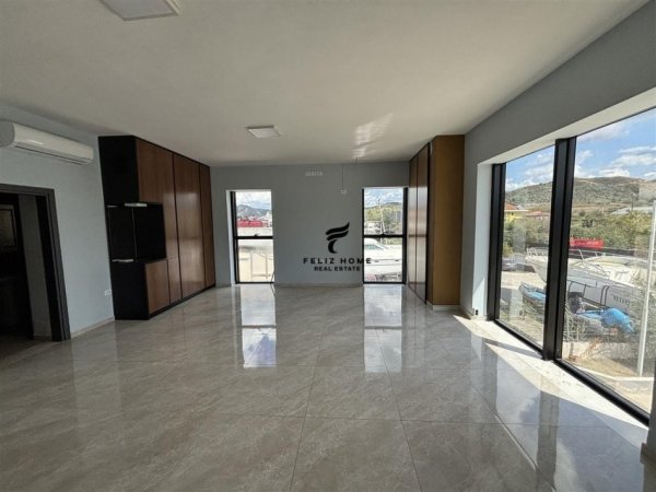 Tirane, jepet me qera magazine Kati 0, 1.100 m² 5.500 € (VORE)
