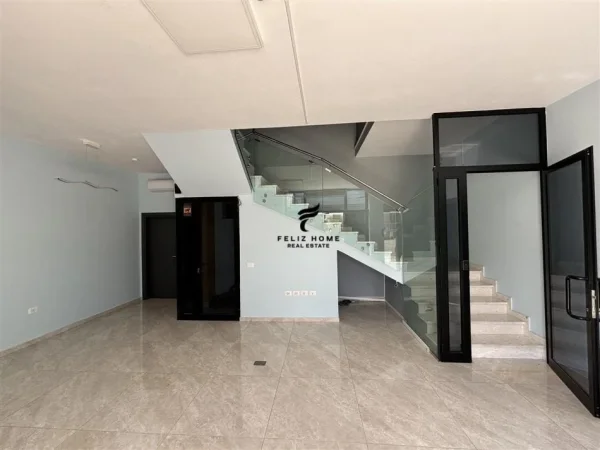 Tirane, jepet me qera magazine Kati 0, 1.100 m² 5.500 € (VORE)