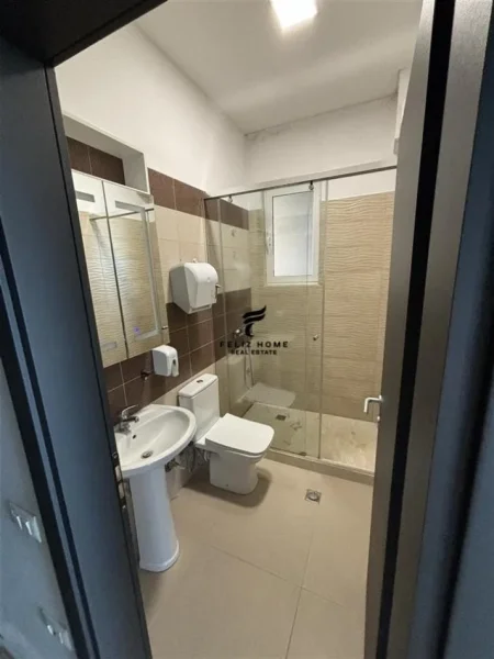 Tirane, jepet me qera magazine Kati 0, 1.100 m² 5.500 € (VORE)