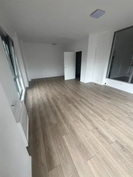 Tirane, jepet me qera zyre Kati 2, 95 m² 1.350 € (Rruga e Kavajes)