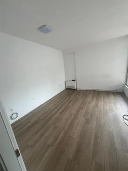 Tirane, jepet me qera zyre Kati 2, 95 m² 1.350 € (Rruga e Kavajes)