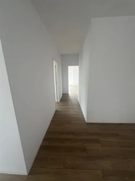 Tirane, jepet me qera zyre Kati 2, 95 m² 1.350 € (Rruga e Kavajes)