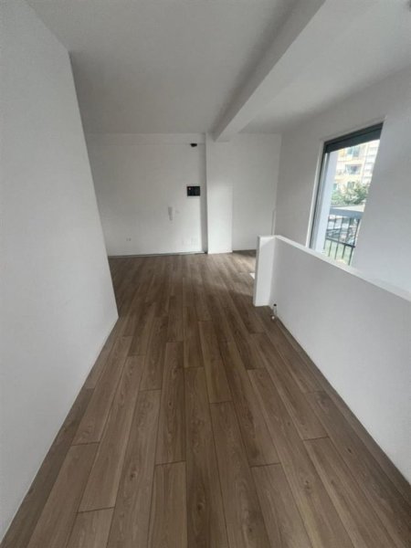 Tirane, jepet me qera zyre Kati 2, 95 m² 1.350 € (Rruga e Kavajes)