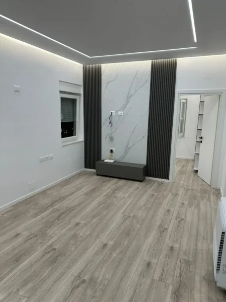 Tirane, jepet me qera apartament 2+1+Aneks+Ballkon Kati 4, 63 m² 800 € (bllok)