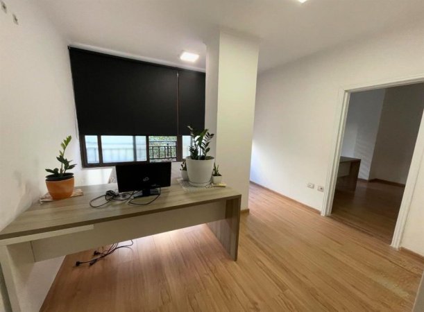 Tirane, jepet me qera zyre Kati 1, 60 m² 500 € (Komuna e Parisit)