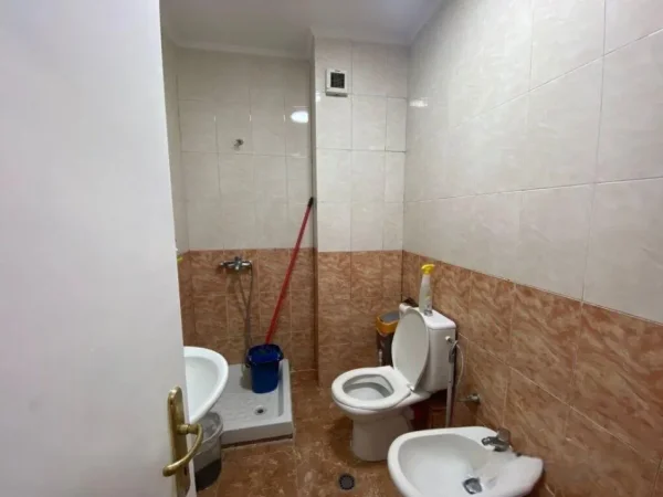 Tirane, jepet me qera zyre Kati 1, 60 m² 500 € (Komuna e Parisit)