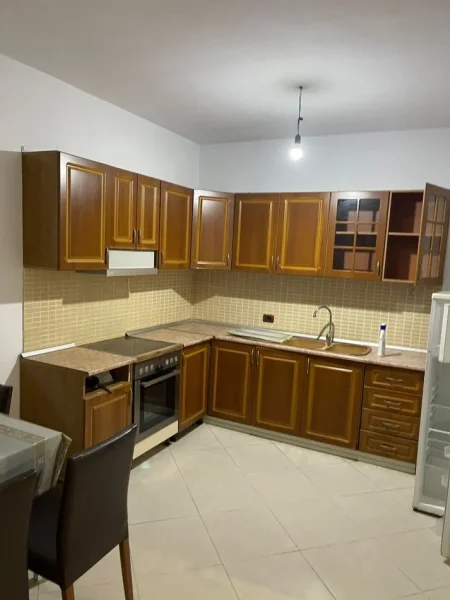 Tirane, jepet me qera apartament 2+1 Kati 3, 105 m² 450 € (astir)