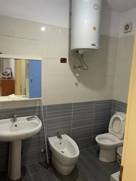 Tirane, jepet me qera apartament 2+1 Kati 3, 105 m² 450 € (astir)