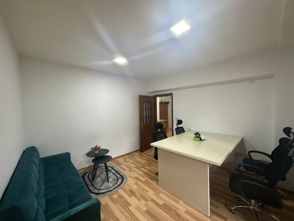 Tirane, jepet me qera zyre Kati 2, 70 m² 900 € (Rruga e Barikadave)