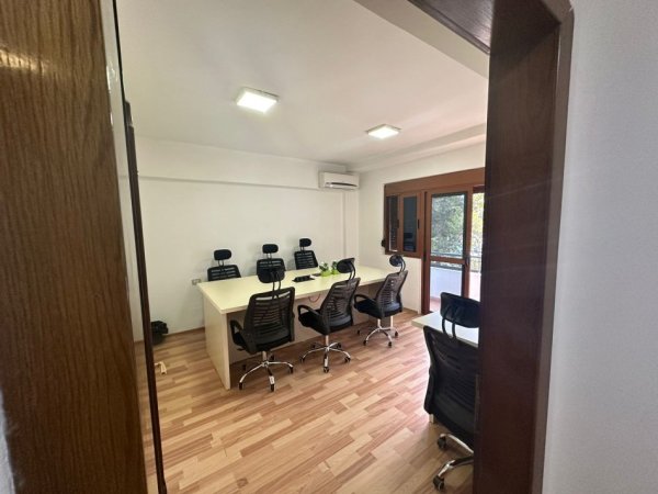 Tirane, jepet me qera zyre Kati 2, 70 m² 900 € (Rruga e Barikadave)