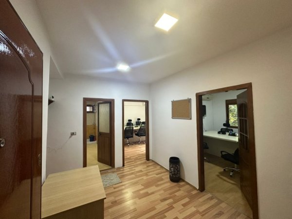 Tirane, jepet me qera zyre Kati 2, 70 m² 900 € (Rruga e Barikadave)