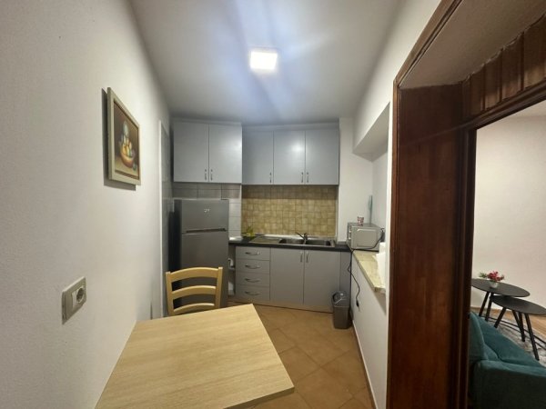 Tirane, jepet me qera zyre Kati 2, 70 m² 900 € (Rruga e Barikadave)