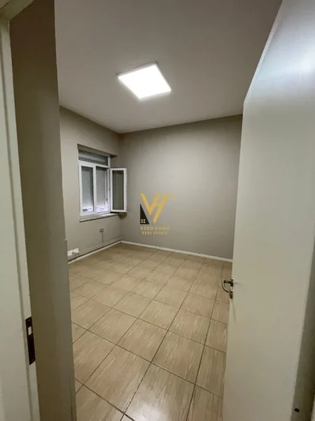 Tirane, jepet me qera zyre Kati 2, 140 m² 1.500 € (BLLOK)