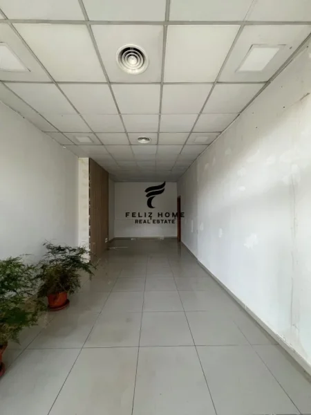 Tirane, jepet me qera dyqan Kati 0, 50 m² 1.000 € (BRRYLI)