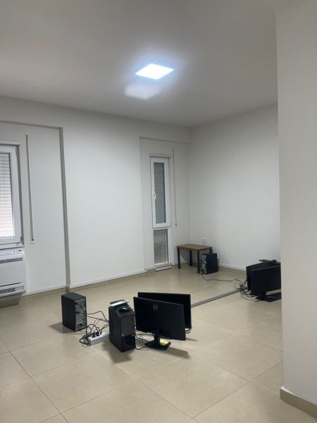 Tirane, jepet me qera zyre Kati 2, 162 m² 2.000 € (Rruga e Kosovareve)