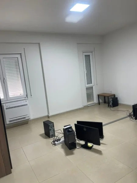 Tirane, jepet me qera zyre Kati 2, 162 m² 2.000 € (Rruga e Kosovareve)