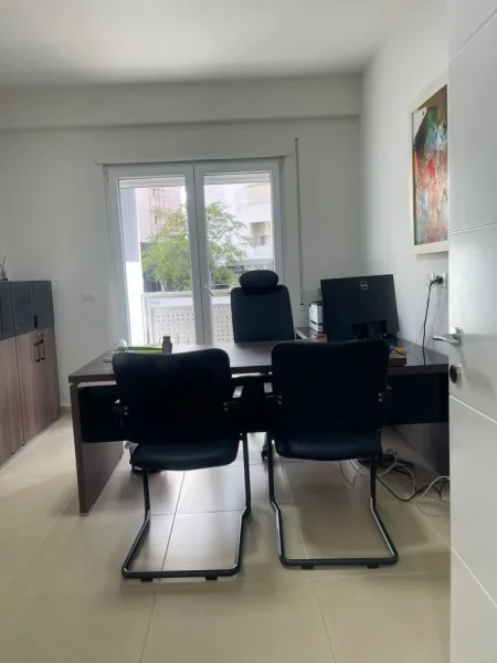 Tirane, jepet me qera zyre Kati 2, 162 m² 2.000 € (Rruga e Kosovareve)