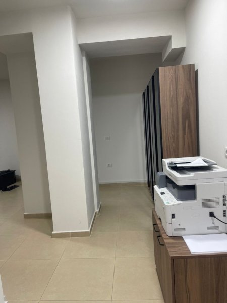Tirane, jepet me qera zyre Kati 2, 162 m² 2.000 € (Rruga e Kosovareve)