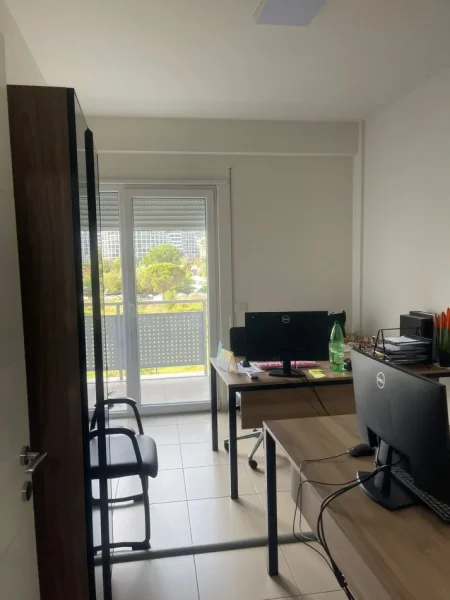 Tirane, jepet me qera zyre Kati 2, 162 m² 2.000 € (Rruga e Kosovareve)