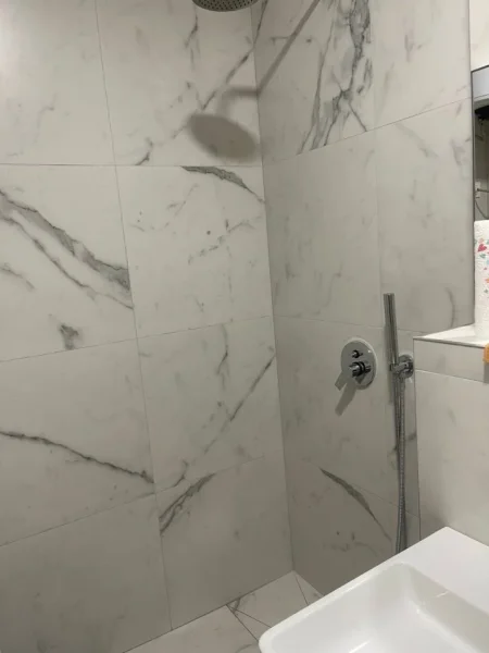 Tirane, jepet me qera zyre Kati 2, 162 m² 2.000 € (Rruga e Kosovareve)