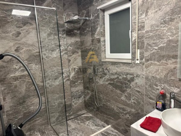 Tirane, shitet Vile , 390 m² 750.000 € (Farke)