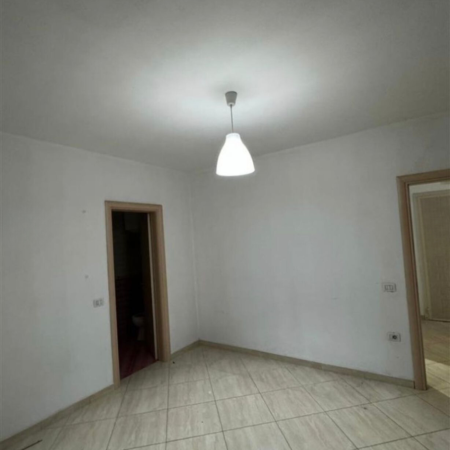 Tirane, jepet me qera zyre Kati 3, 115 m² 800 € (Astir)