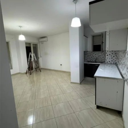 Tirane, jepet me qera zyre Kati 3, 115 m² 800 € (Astir)