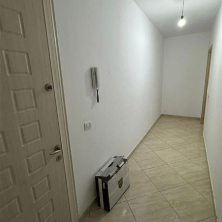 Tirane, jepet me qera zyre Kati 3, 115 m² 800 € (Astir)