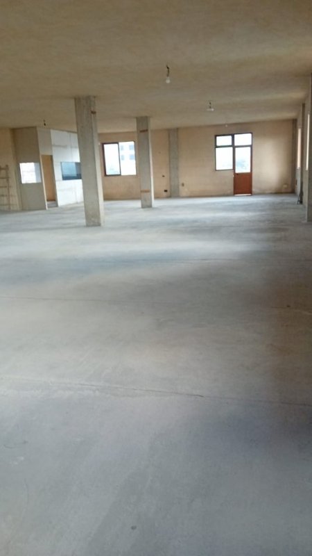 Tirane, jepet me qera magazine Kati 3, 370 m² 600 € (ish dogana)