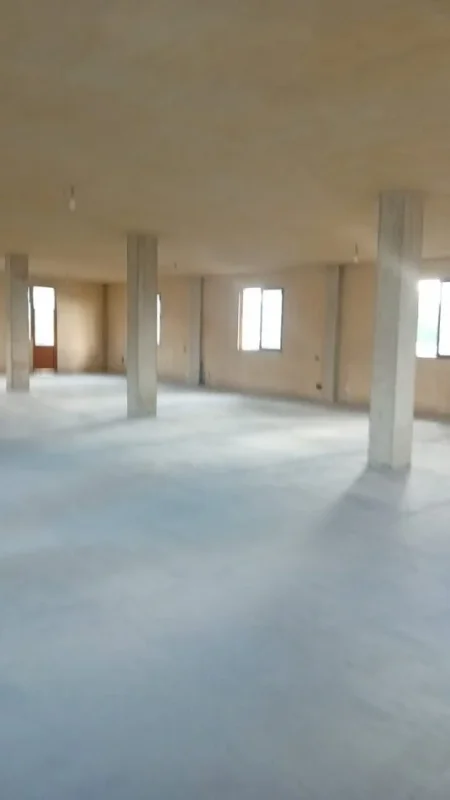 Tirane, jepet me qera magazine Kati 3, 370 m² 600 € (ish dogana)