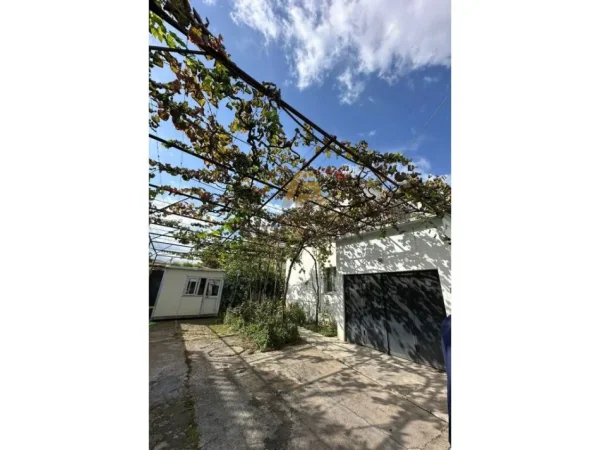 Tirane, shitet ambjent biznesi , 706 m² 2.500.000 € (Mbrapa Asllan Rusit, ish Fusha e Aviacionit)