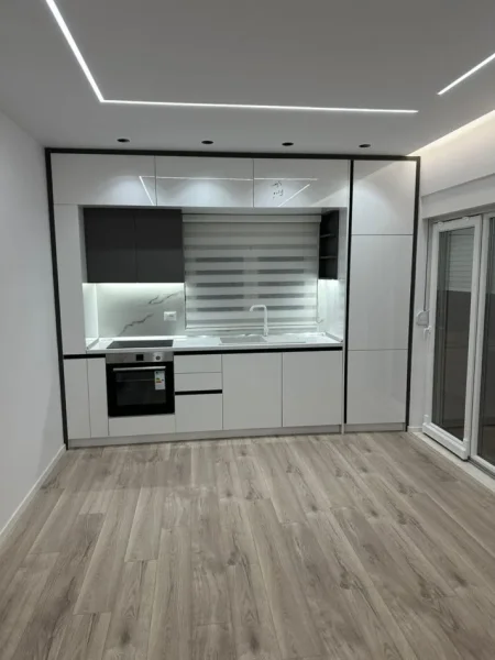 Tirane, jepet me qera zyre Kati 4, 62 m² 800 € (Bllok)