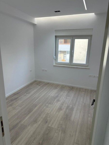 Tirane, jepet me qera zyre Kati 4, 62 m² 800 € (Blloku)