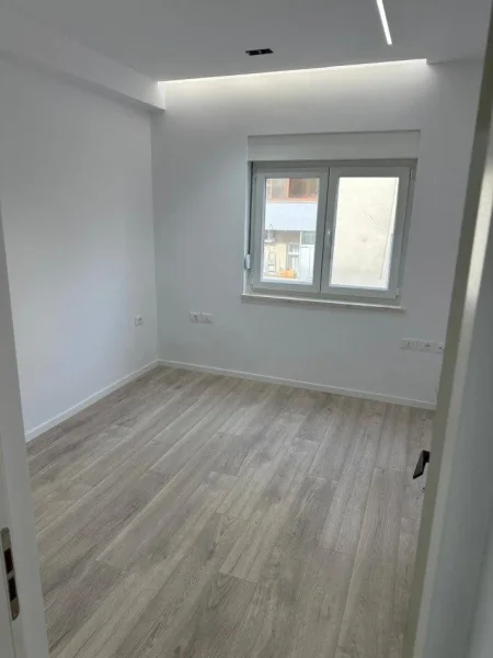 Tirane, jepet me qera zyre Kati 4, 62 m² 800 € (Blloku)