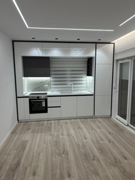 Tirane, jepet me qera zyre Kati 4, 62 m² 800 € (Blloku)