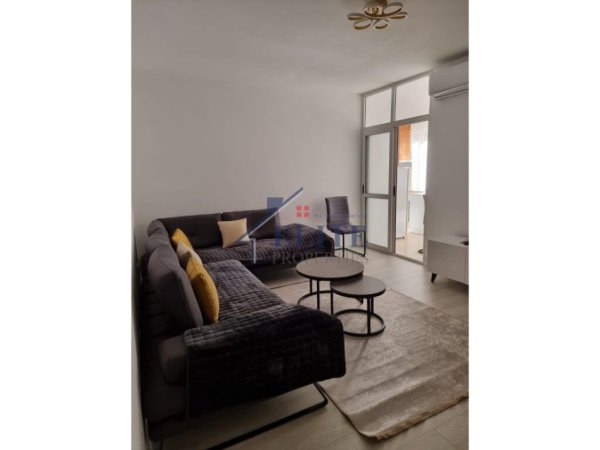 Tirane, jepet me qera apartament 1+1+Ballkon Kati 3, 70 m² 650 € (Komuna e Parisit)