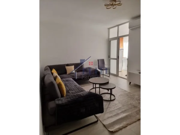 Tirane, jepet me qera apartament 1+1+Ballkon Kati 3, 70 m² 650 € (Komuna e Parisit)