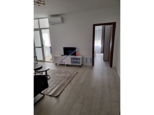 Tirane, jepet me qera apartament 1+1+Ballkon Kati 3, 70 m² 650 € (Komuna e Parisit)