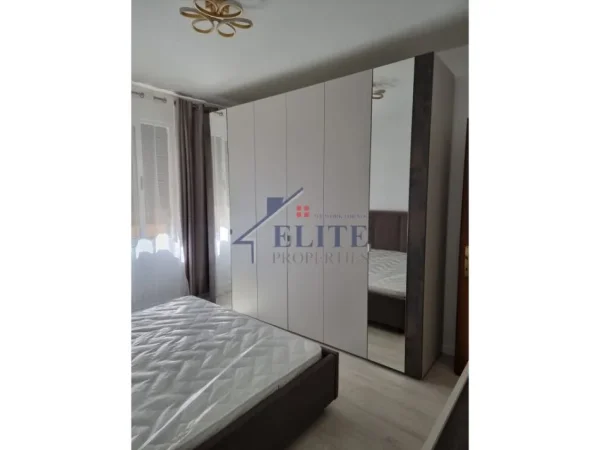 Tirane, jepet me qera apartament 1+1+Ballkon Kati 3, 70 m² 650 € (Komuna e Parisit)