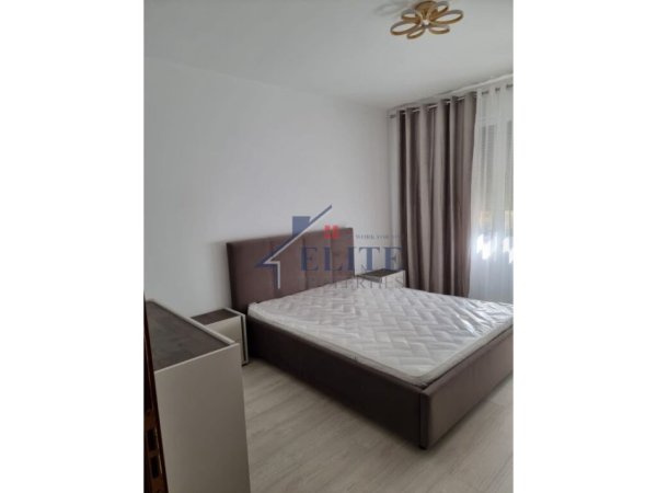 Tirane, jepet me qera apartament 1+1+Ballkon Kati 3, 70 m² 650 € (Komuna e Parisit)