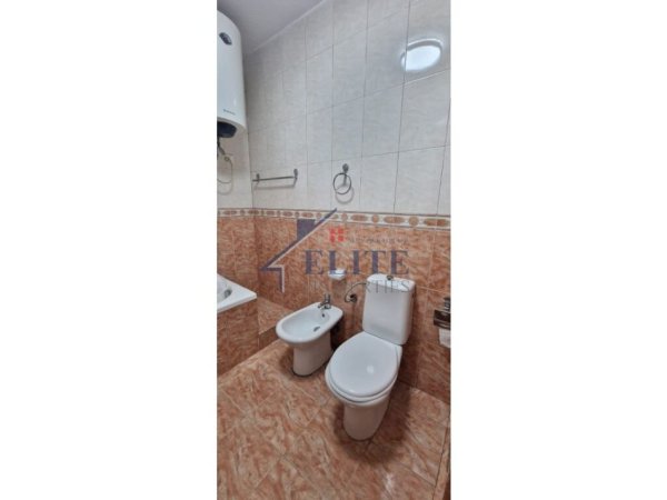 Tirane, jepet me qera apartament 1+1+Ballkon Kati 3, 70 m² 650 € (Komuna e Parisit)