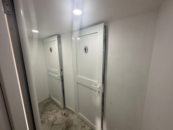 Tirane, jepet me qera dyqan Kati 0, 31 m² 1.500 € (21 dhjetori)