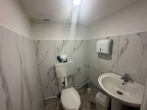 Tirane, jepet me qera dyqan Kati 0, 31 m² 1.500 € (21 dhjetori)