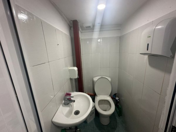 Tirane, jepet me qera dyqan Kati 0, 31 m² 1.500 € (21 dhjetori)